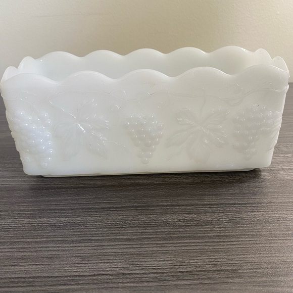 Anchor Hawking Fire King White Scalloped Glass Planter 7.5” Grape Orchard Design - Picture 1 of 4